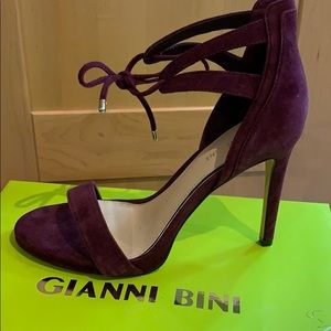 NEW Gianni Bini Suede Sandals Heels.